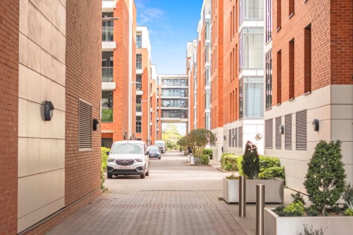 2 Bedroom Flat For Sale In Newbury, Berkshire, RG14