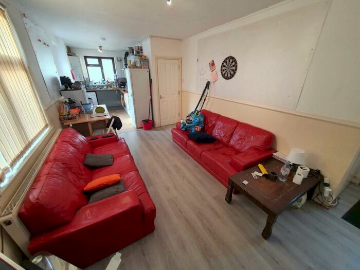 4 Bedroom Flat To Rent In Thesiger Street, Cathays, CF24