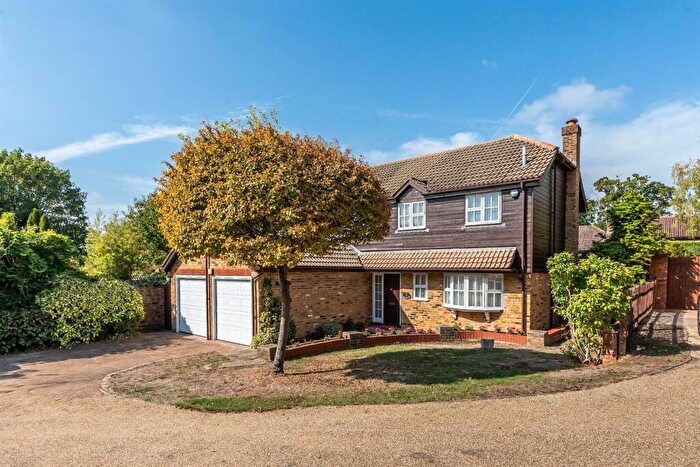 4 Bedroom Detached House For Sale In Ashwood Park, Fetcham, KT22