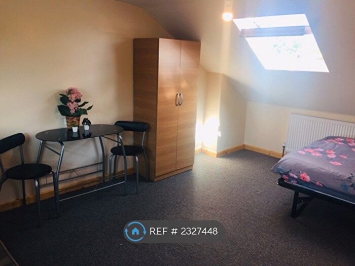 Studio To Rent In Bowes Road, London, N13