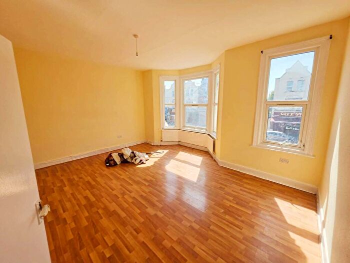 2 Bedroom Flat To Rent In Romford Road, Forest Gate, Newham, London, E7