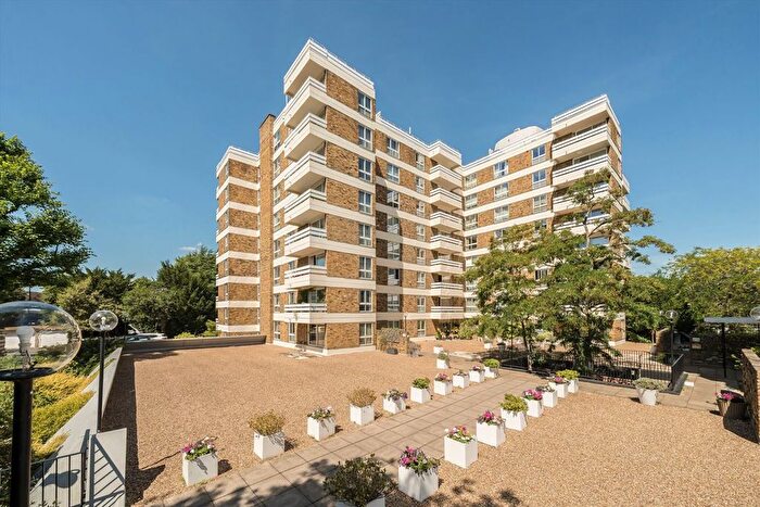 3 Bedroom Flat To Rent In Warwick Drive, Putney, SW15