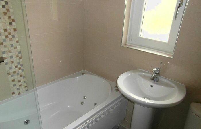 3 Bedroom Flat To Rent In Gogarloch Syke, Edinburgh, EH12