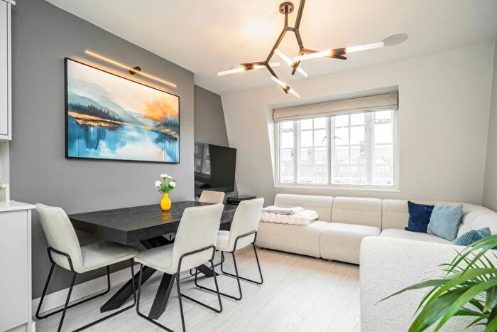 3 Bedroom Flat For Sale In Upper Street, Islington, N1