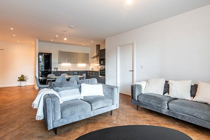 2 Bedroom Flat To Rent In Broadside, Oldham Walk, M4