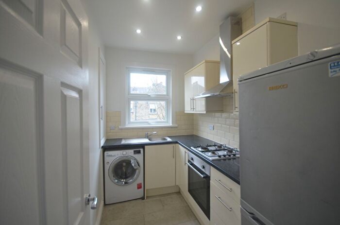 3 Bedroom Flat To Rent In Lawton Road, London, E10