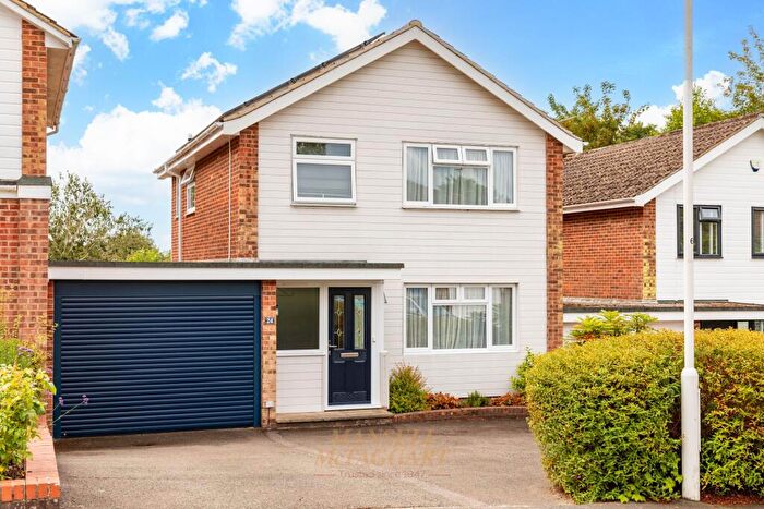 3 Bedroom Link Detached House For Sale In Fulmar Drive, East Grinstead, RH19
