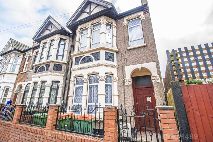 2 Bedroom Flat To Rent In Wordsworth Avenue, Manor Park, E12