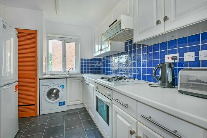 2 Bedroom Flat To Rent In Basingdon Way, London, SE5