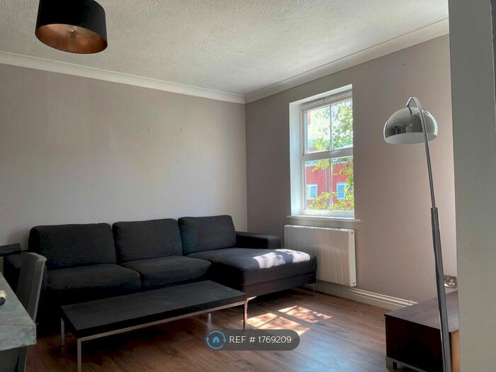 2 Bedroom Flat To Rent In Woods Road, London, SE15