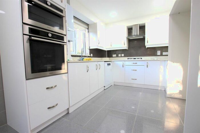 3 Bedroom Maisonette To Rent In Rossiter Fields, Barnet EN5