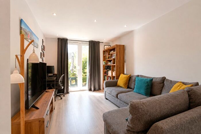 2 Bedroom Flat For Sale In Roxborough Avenue, Harrow, HA1