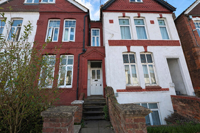 2 Bedroom Flat To Rent In Bicester Road, Aylesbury, HP19