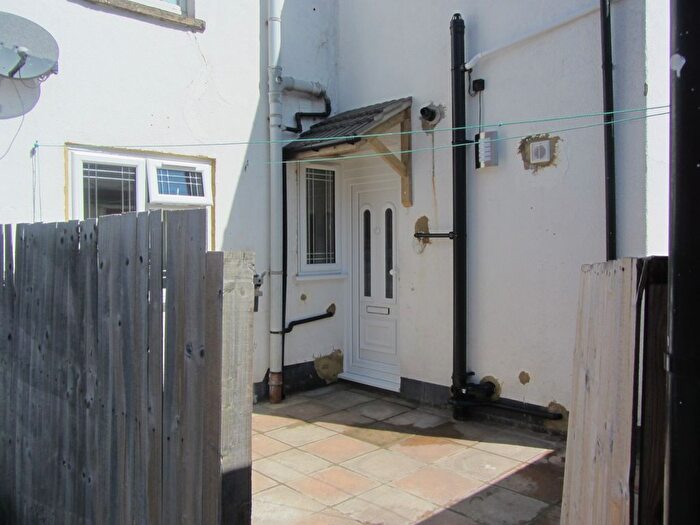 1 Bedroom Maisonette For Sale In Walton Road, Woking, GU21