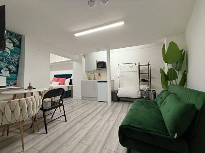Studio To Rent In Pembroke Road, London, Uk, W8