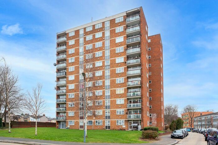 Studio To Rent In Gardner Close, London, E11