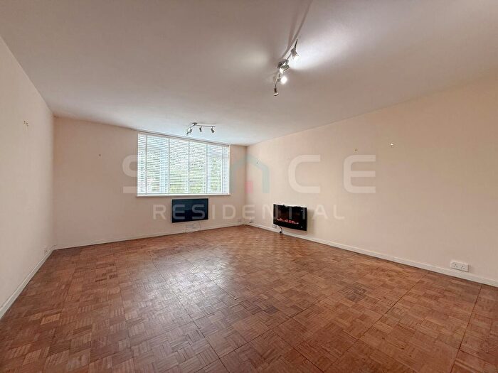 2 Bedroom Flat To Rent In Boreham Holt, Elstree, Borehamwood, WD6