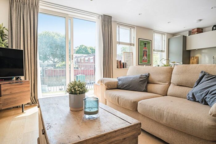 2 Bedroom Flat For Sale In Gideon Road, Battersea, London, SW11