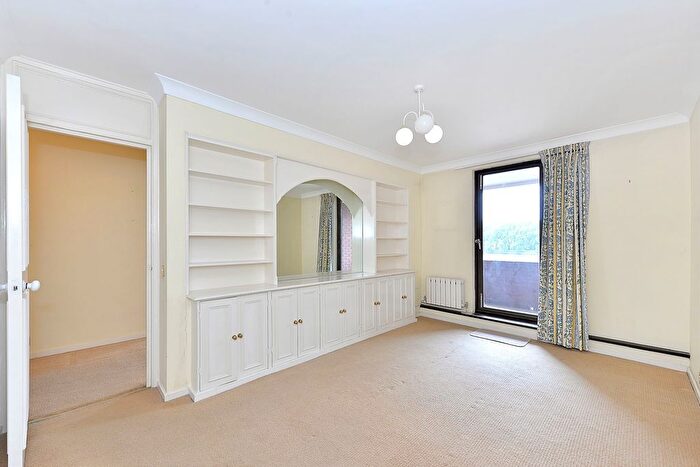 1 Bedroom Flat To Rent In Nine Elms Lane, London, SW8