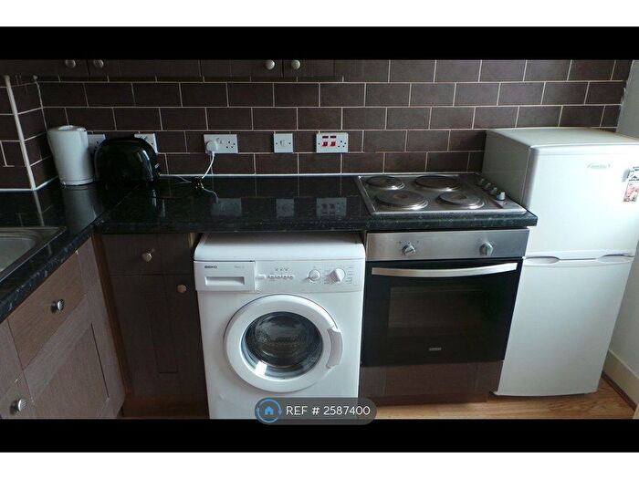 2 Bedroom Flat To Rent In Dover Street, Glasgow, G3