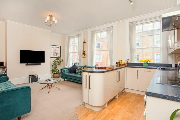 2 Bedroom Flat To Rent In A High Street Eton, SL4