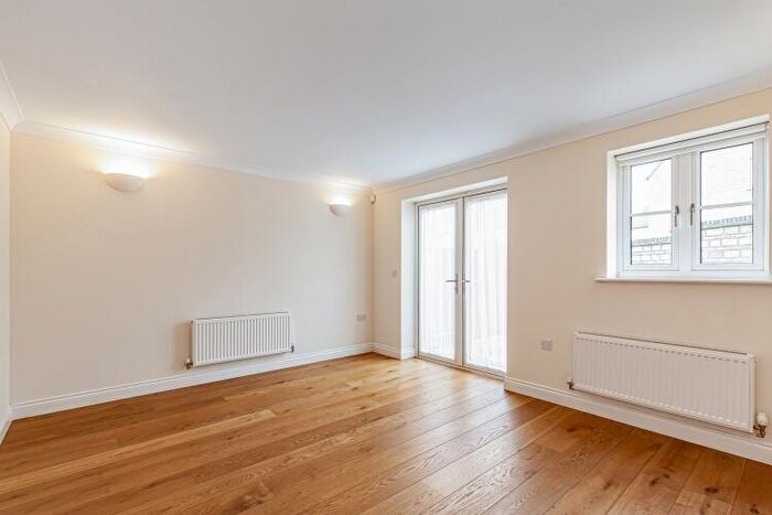 3 Bedroom Town House To Rent In Buttercross Lane, Witney, OX28