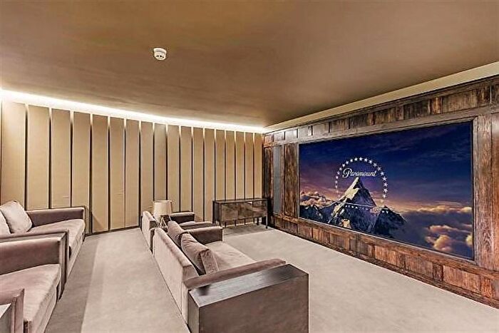 1 Bedroom Flat To Rent In Nine Elms Lane, London, SW8