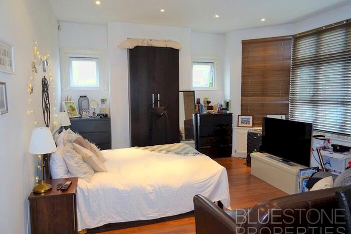 Studio To Rent In Thrale Road, London, SW16
