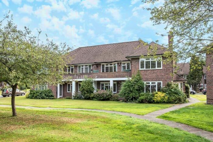 2 Bedroom Maisonette To Rent In The Glen, Northwood, HA6