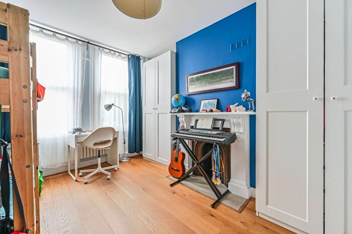 3 Bedroom Flat To Rent In Queenstown Road, Battersea, London, SW8