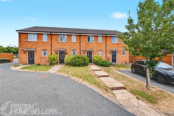 2 Bedroom Terraced House For Sale In Dray Gardens, Luton, Bedfordshire, LU3