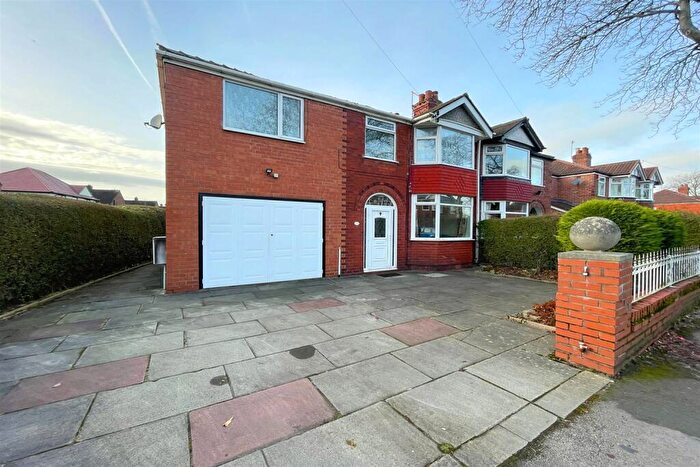 4 Bedroom Semi-Detached House To Rent In Farley Road, Sale, M33