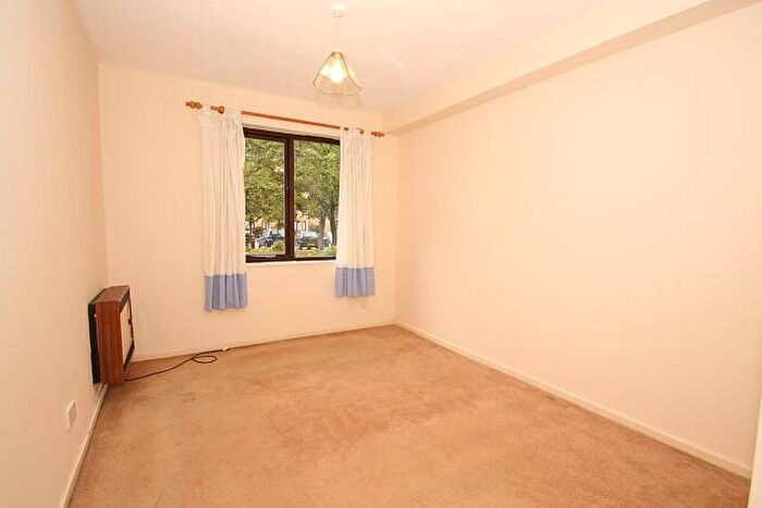 1 Bedroom Flat To Rent In The Rowans, Woking, GU22