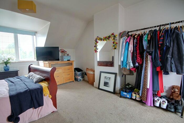 2 Bedroom Flat For Sale In Old Woking Road, West Byfleet, Surrey, KT14