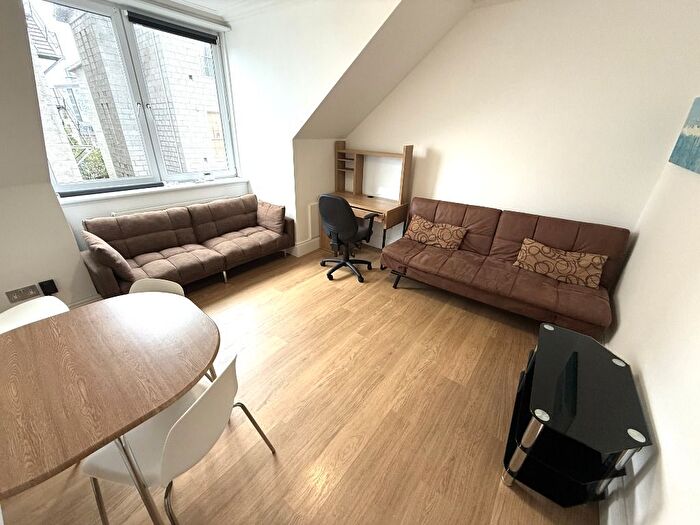 2 Bedroom Flat To Rent In Spa Street, City Centre, Aberdeen, AB25