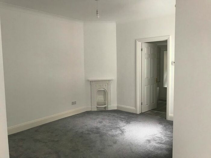 2 Bedroom Flat To Rent In Vane Hill Road, Torquay, TQ1