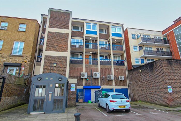 2 Bedroom Flat For Sale In Roman Road, London, E3