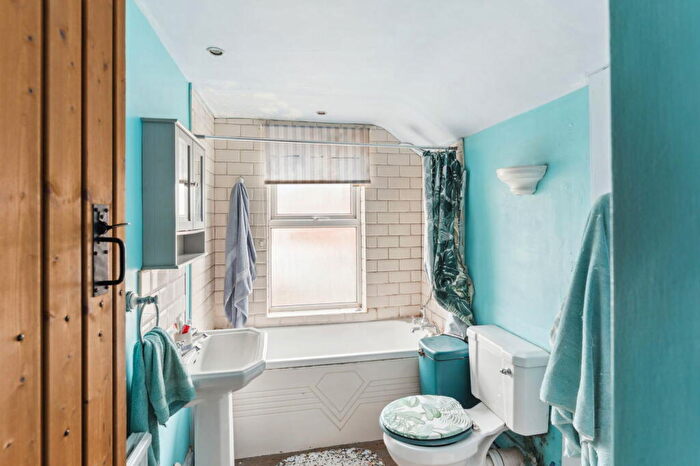 2 Bedroom Terraced House For Sale In Cross Street North, Dunstable, LU6