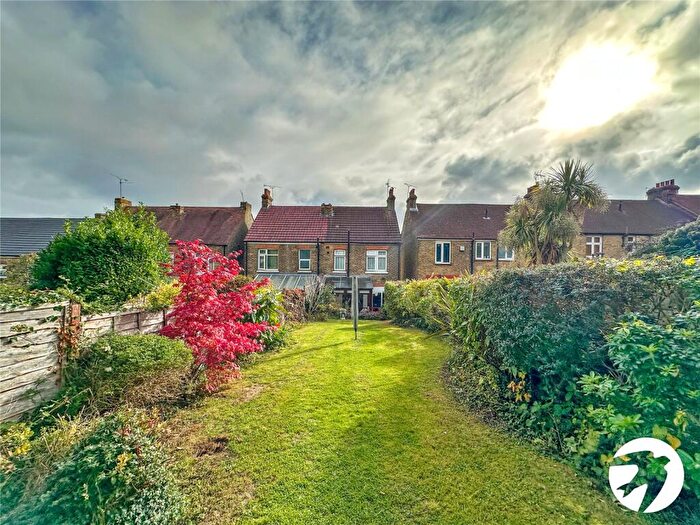 3 Bedroom Semi-Detached House For Sale In Elm Avenue, Chatham, Kent, ME4