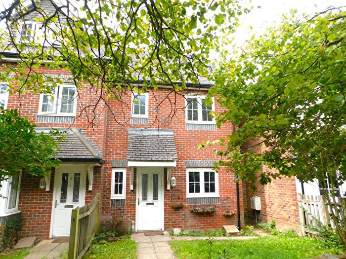 3 Bedroom Semi Detached House For Sale In Sycamore Road, Lindford, Hampshire, GU35