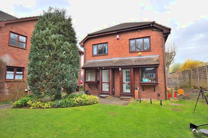 1 Bedroom Semi-Detached House To Rent In Hamilton Way, London, N13