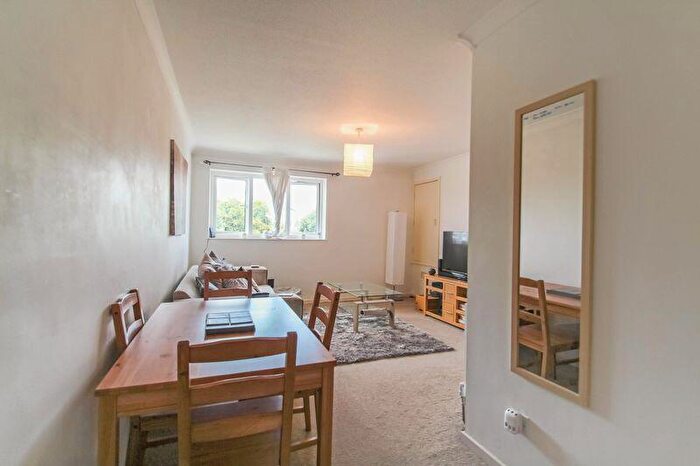 1 Bedroom Flat To Rent In Dibden Close, Throop, BH8