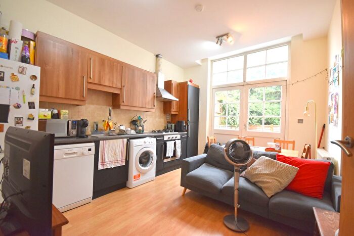 3 Bedroom Flat To Rent In Queenstown Road, London, SW8