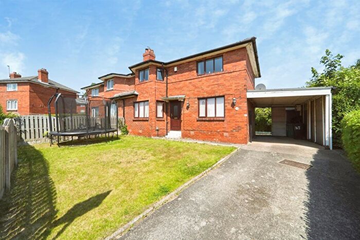 3 Bedroom Semi-Detached House For Sale In Hollin Park Road, Leeds, LS8