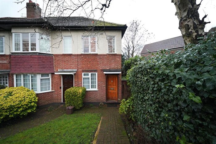 2 Bedroom Property To Rent In Nether Street, London, N3