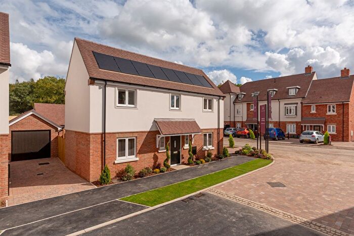 4 Bedroom Link Detached House For Sale In Daggons Road, Alderholt, Fordingbridge, SP6