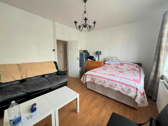 Studio To Rent In Green Lanes, London, N21