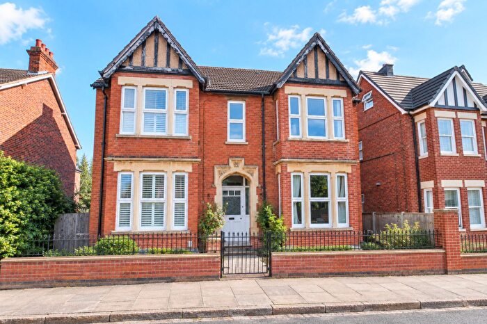 2 Bedroom Flat For Sale In Goldington Avenue, Bedford, MK40