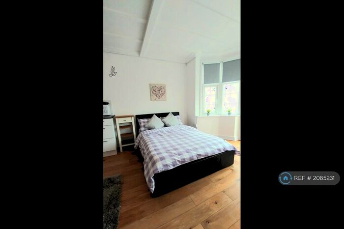 Studio To Rent In Sinclair Grove, London, NW11