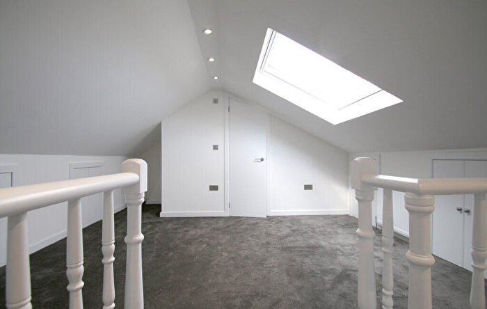 3 Bedroom Flat To Rent In Lower Clapton Road, E5